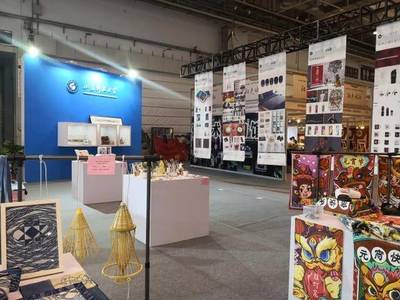 點贊!大學(xué)生用文創(chuàng)產(chǎn)品詮釋青島的活力和時尚